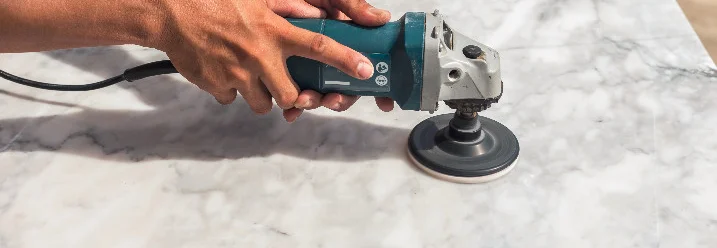 Person poliert eine Marmorplatte